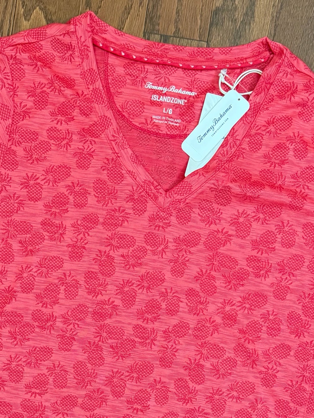 Tommy Bahama NWT Island Zone Palm Coast Pineapple V-Neck Top Coral Pink Large